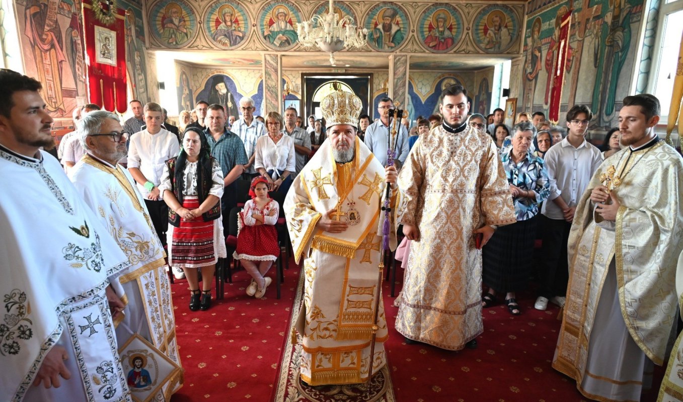 Biserica „Sfinții Apostoli Petru și Pavel” din Petrileni în haine de sărbătoare 336000