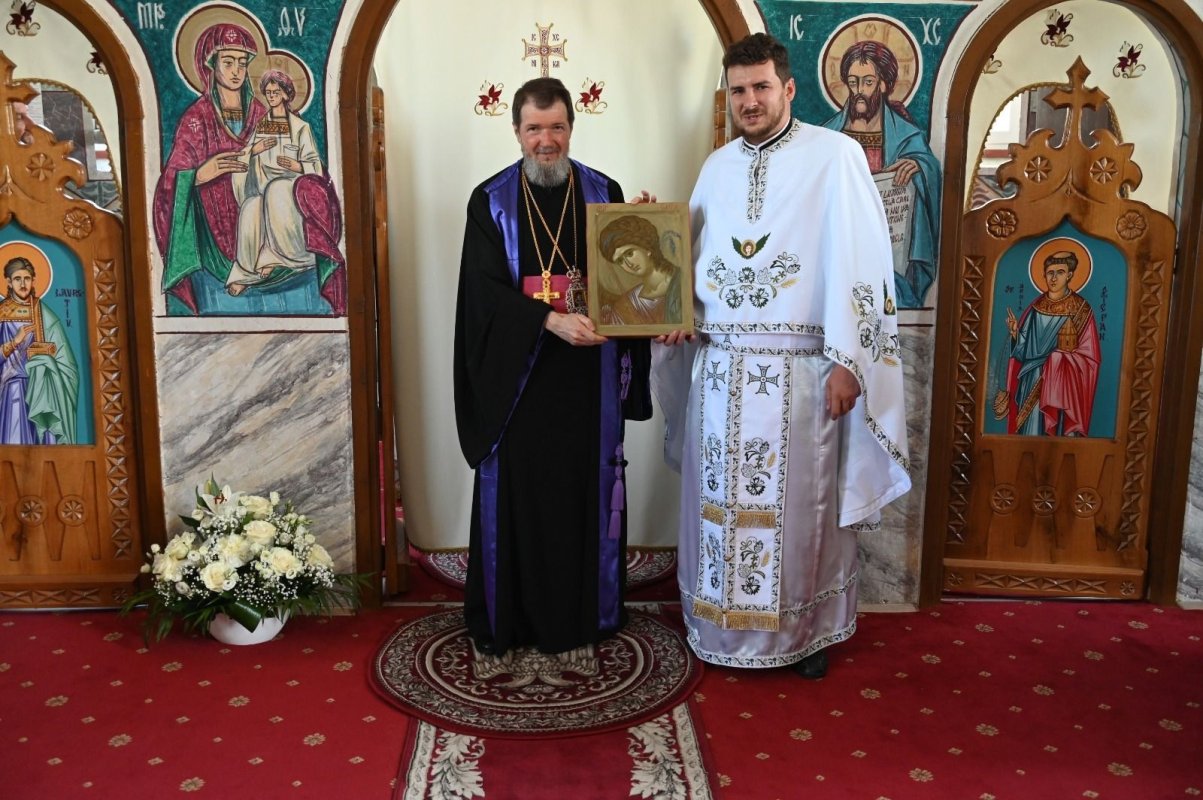 Biserica „Sfinții Apostoli Petru și Pavel” din Petrileni în haine de sărbătoare 336001