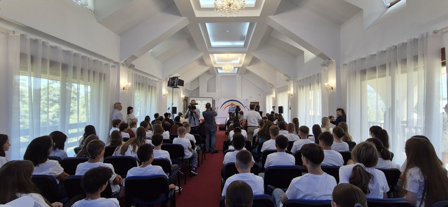 Bucuria întâlnirii şi a comuniunii multor tineri români de peste hotare - Programul de Tabere „ARC” 336121