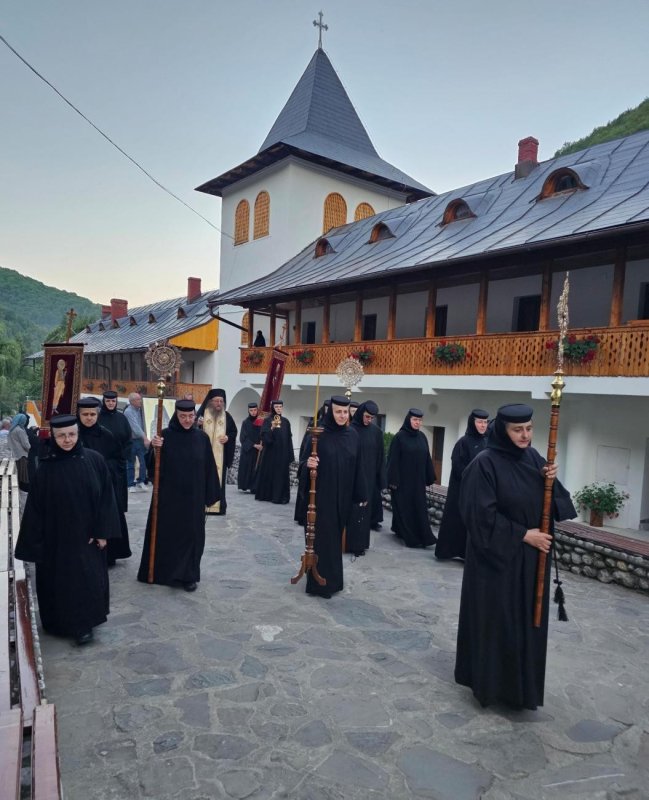 Moaștele Sfântului Cuvios Dometie așezate spre închinare la Râmeț 336091