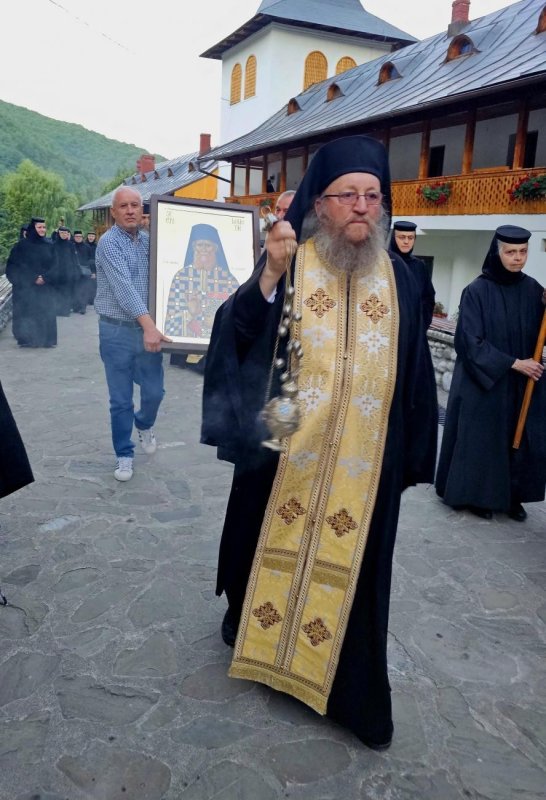 Moaștele Sfântului Cuvios Dometie așezate spre închinare la Râmeț 336092