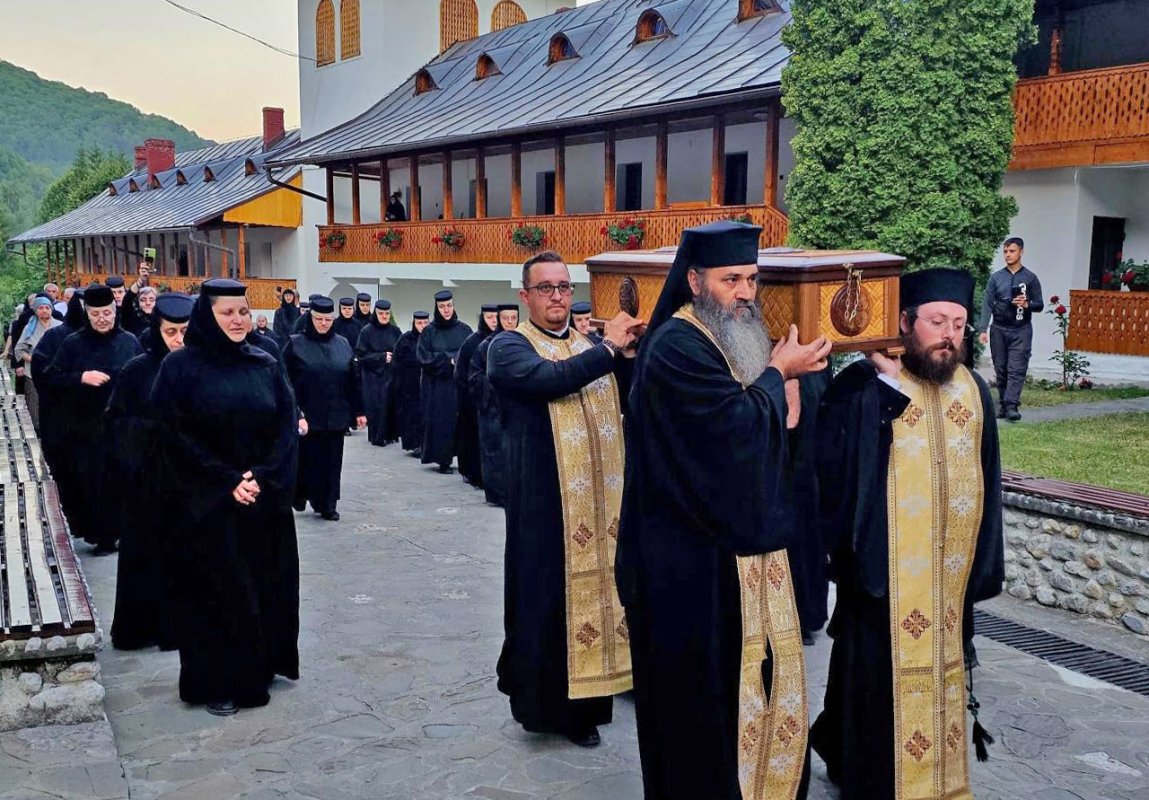 Moaștele Sfântului Cuvios Dometie așezate spre închinare la Râmeț 336125