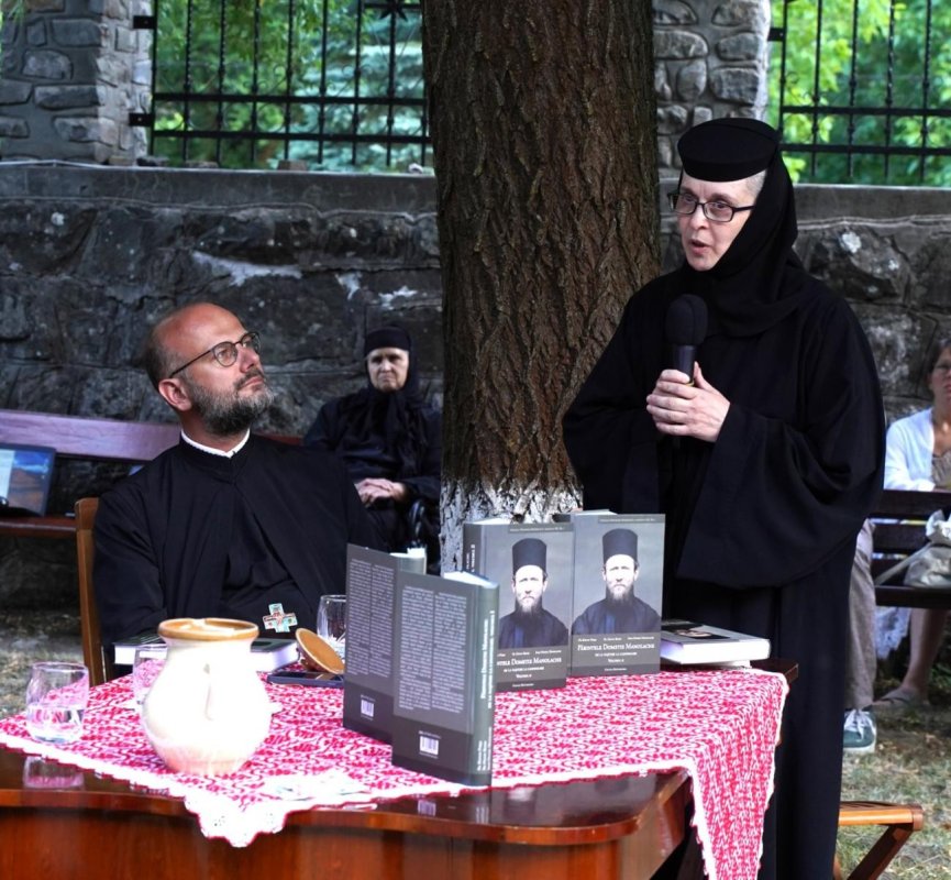 Lansarea volumelor cu titlul „Părintele Dometie Manolache - de la naștere la canonizare”, la Mănăstirea Râmeţ 336209