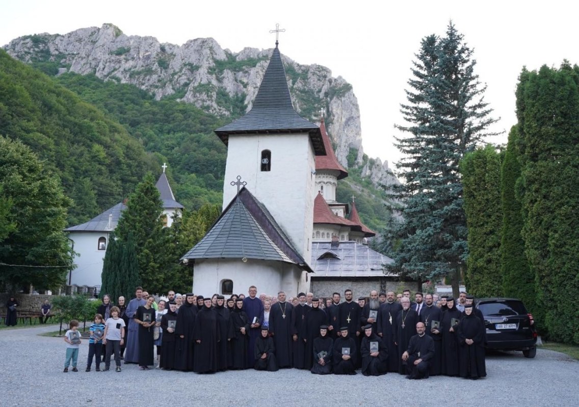 Lansarea volumelor cu titlul „Părintele Dometie Manolache - de la naștere la canonizare”, la Mănăstirea Râmeţ 336210