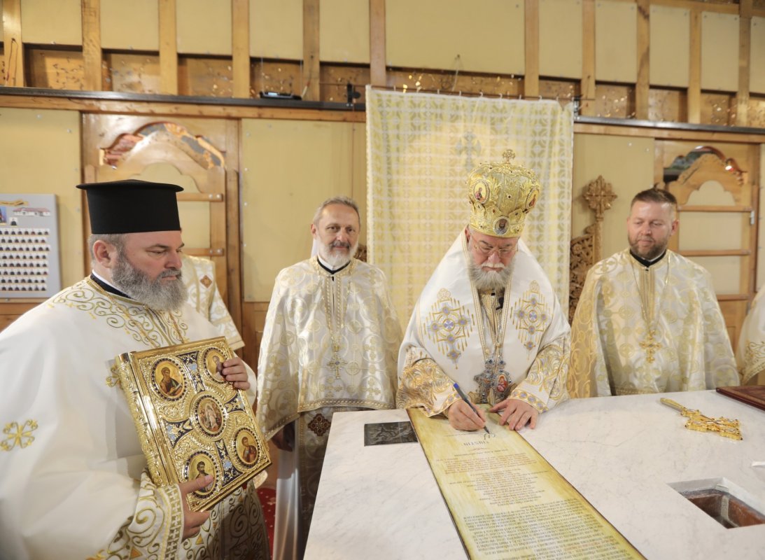 Resfințirea Bisericii „Soborul Sfinților 12 Apostoli” din Baia Mare 336346