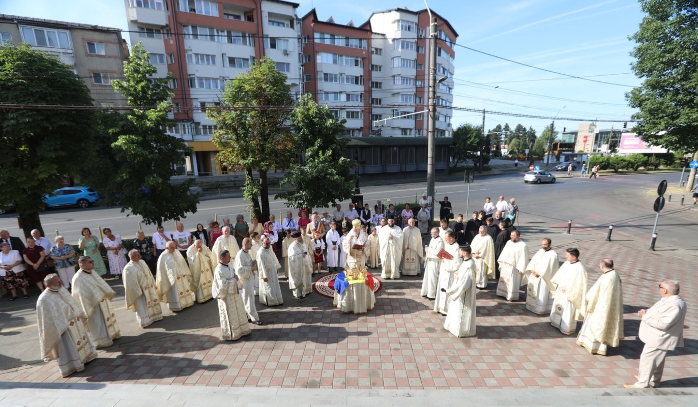 Resfințirea Bisericii „Soborul Sfinților 12 Apostoli” din Baia Mare 336349