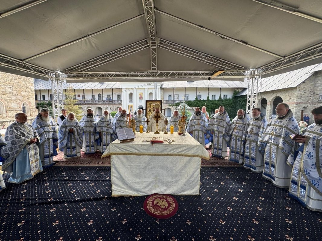 Hramul Icoanei Maicii Domnului „Îndrumătoarea” de la Mănăstirea Neamț 336547