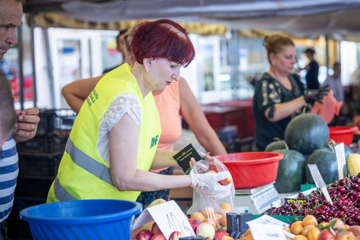 Inspectorii fitosanitari verifică fructele din pieţe 336620