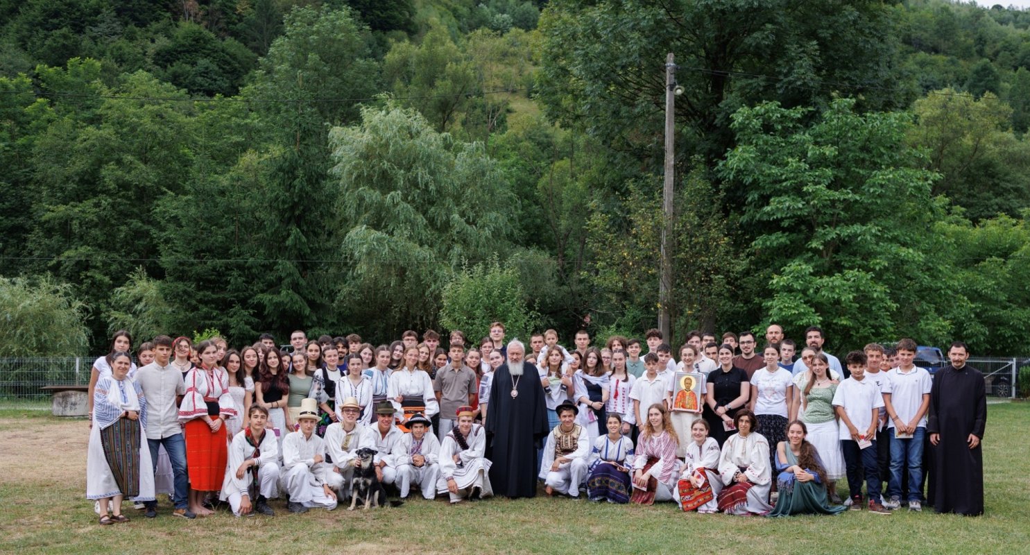 Binecuvântare arhierească pentru adolescenții veniți la Mărișel 337175