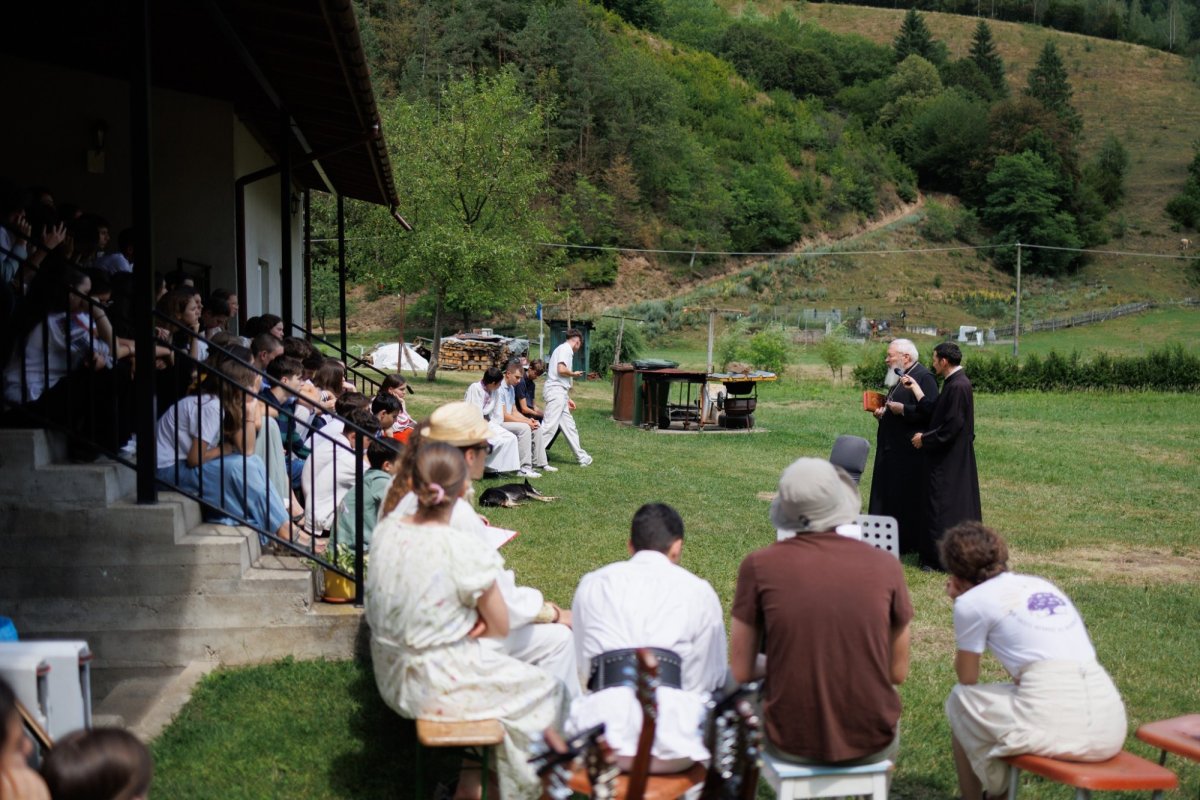 Binecuvântare arhierească pentru adolescenții veniți la Mărișel 337176