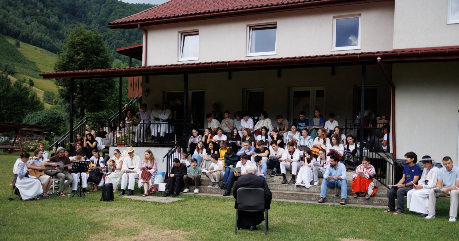 Binecuvântare arhierească pentru adolescenții veniți la Mărișel 337177