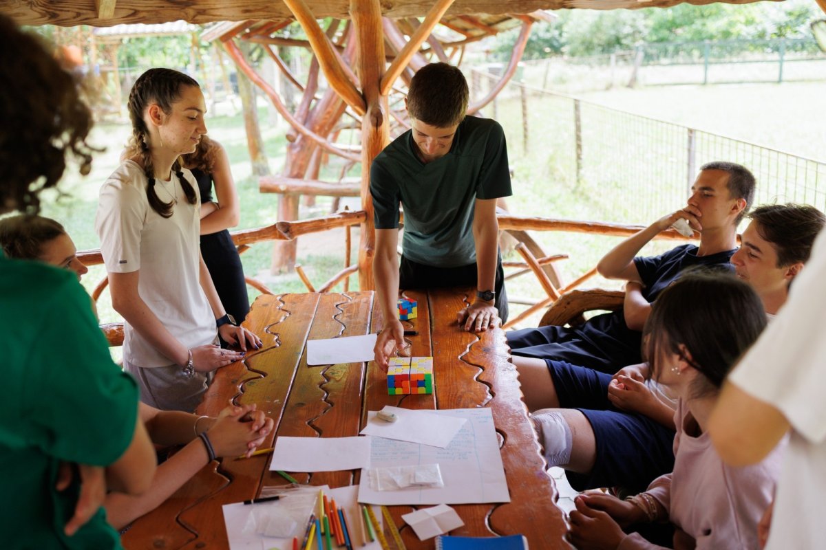 Binecuvântare arhierească pentru adolescenții veniți la Mărișel 337179