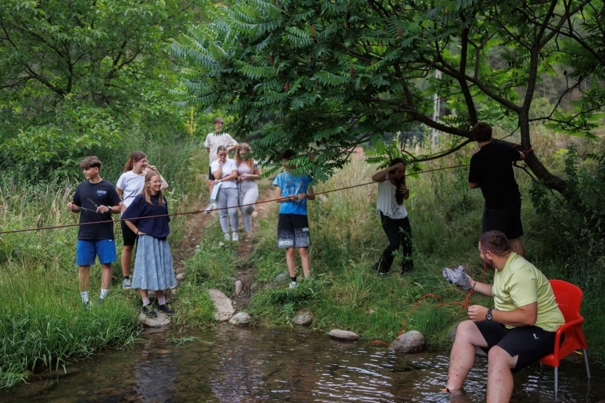 Binecuvântare arhierească pentru adolescenții veniți la Mărișel 337180