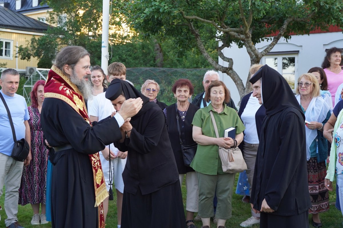 Episcopul Europei de Nord a slujit în Suedia și Germania 337495