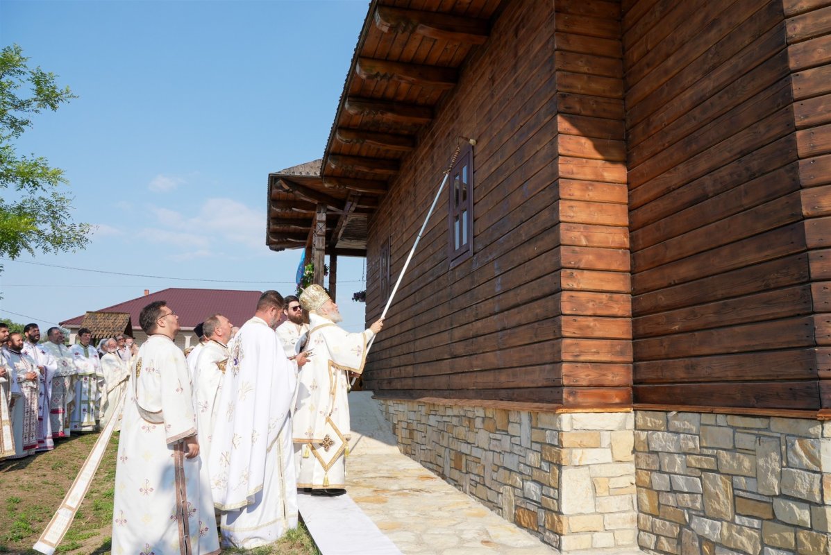 Sfinţirea bisericii de la Schitul Zimbru din nordul judeţului Galaţi 337489