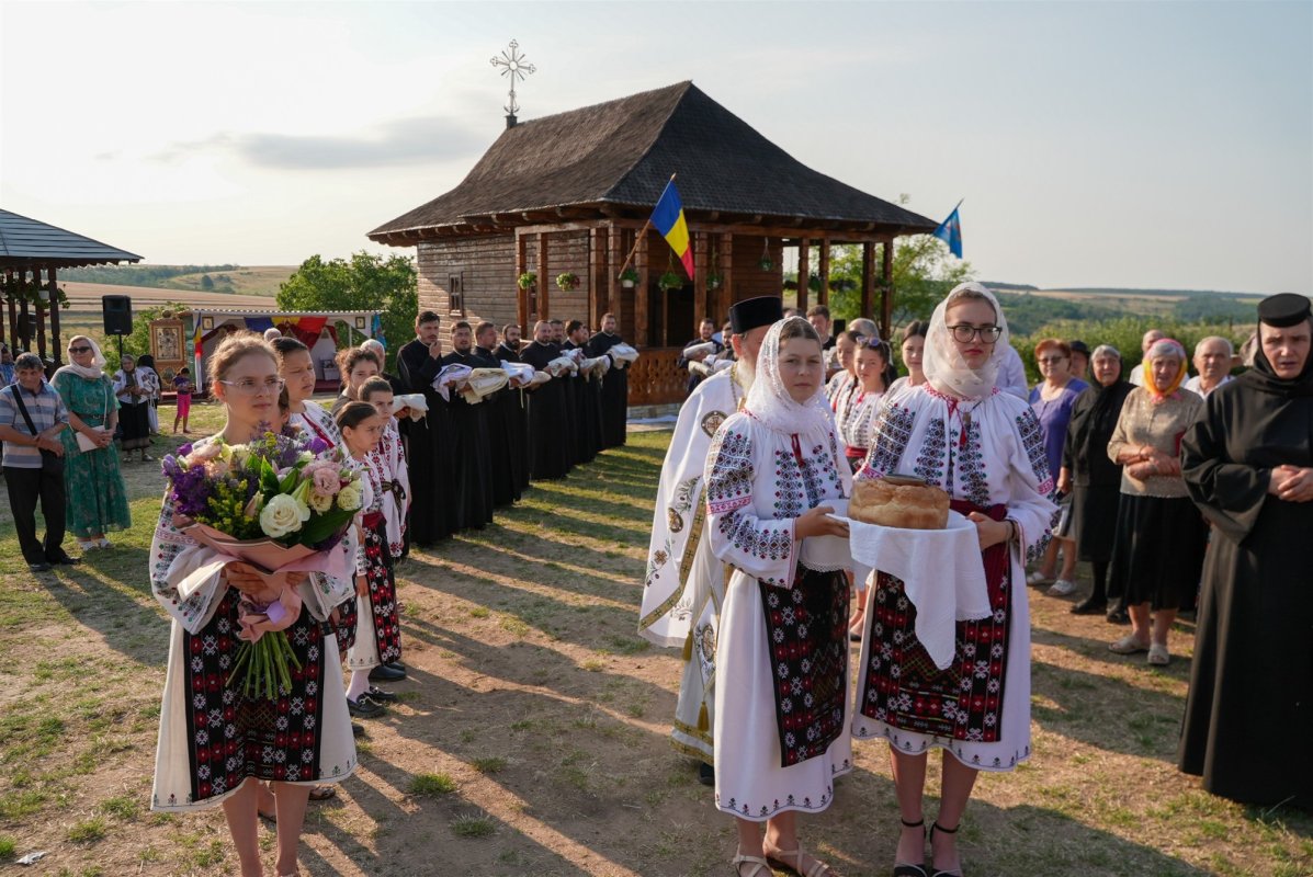 Sfinţirea bisericii de la Schitul Zimbru din nordul judeţului Galaţi 337492