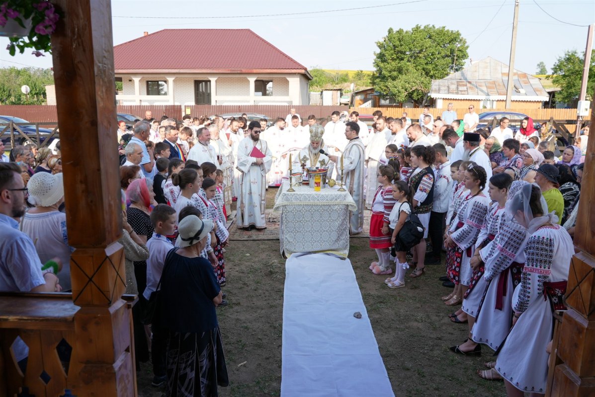 Sfinţirea bisericii de la Schitul Zimbru din nordul judeţului Galaţi 337493