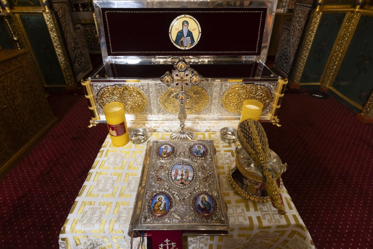 Patriarhul României a sfințit o raclă restaurată 337707