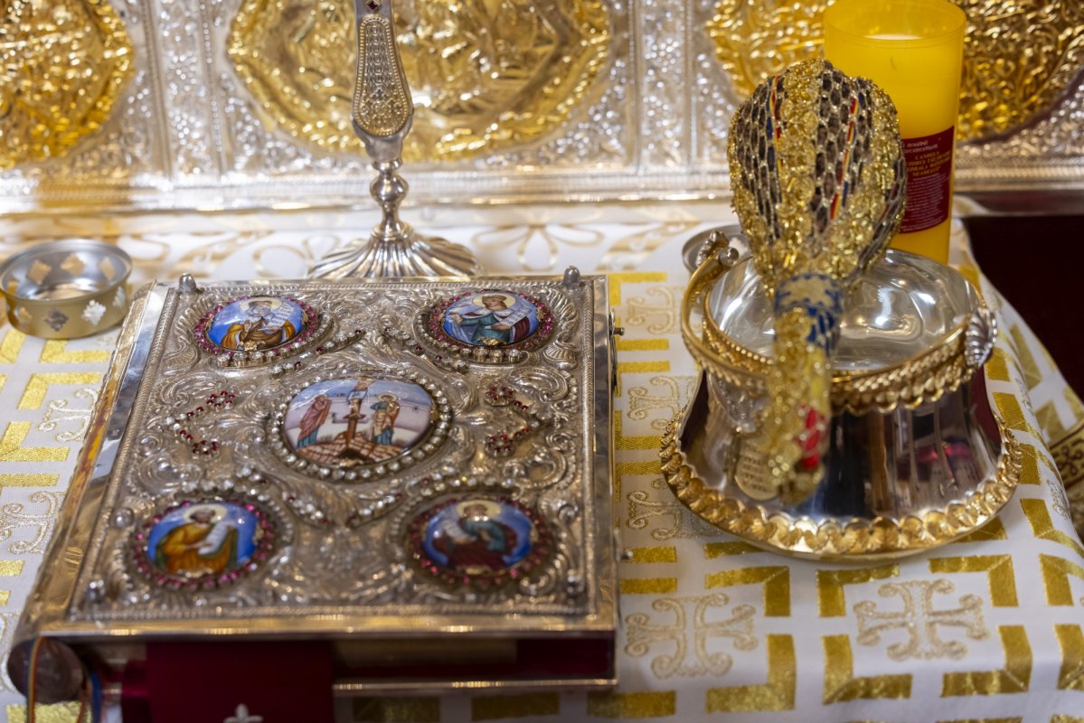 Patriarhul României a sfințit o raclă restaurată 337710