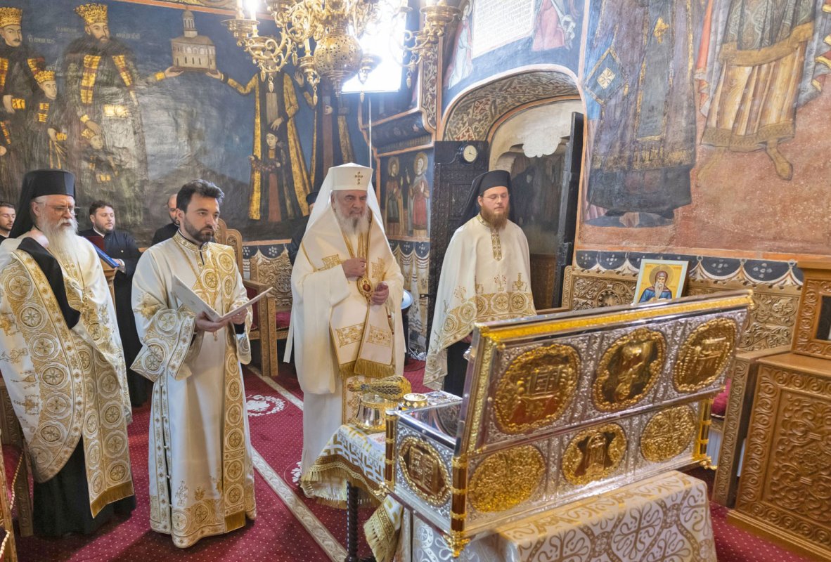 Patriarhul României a sfințit o raclă restaurată 337717