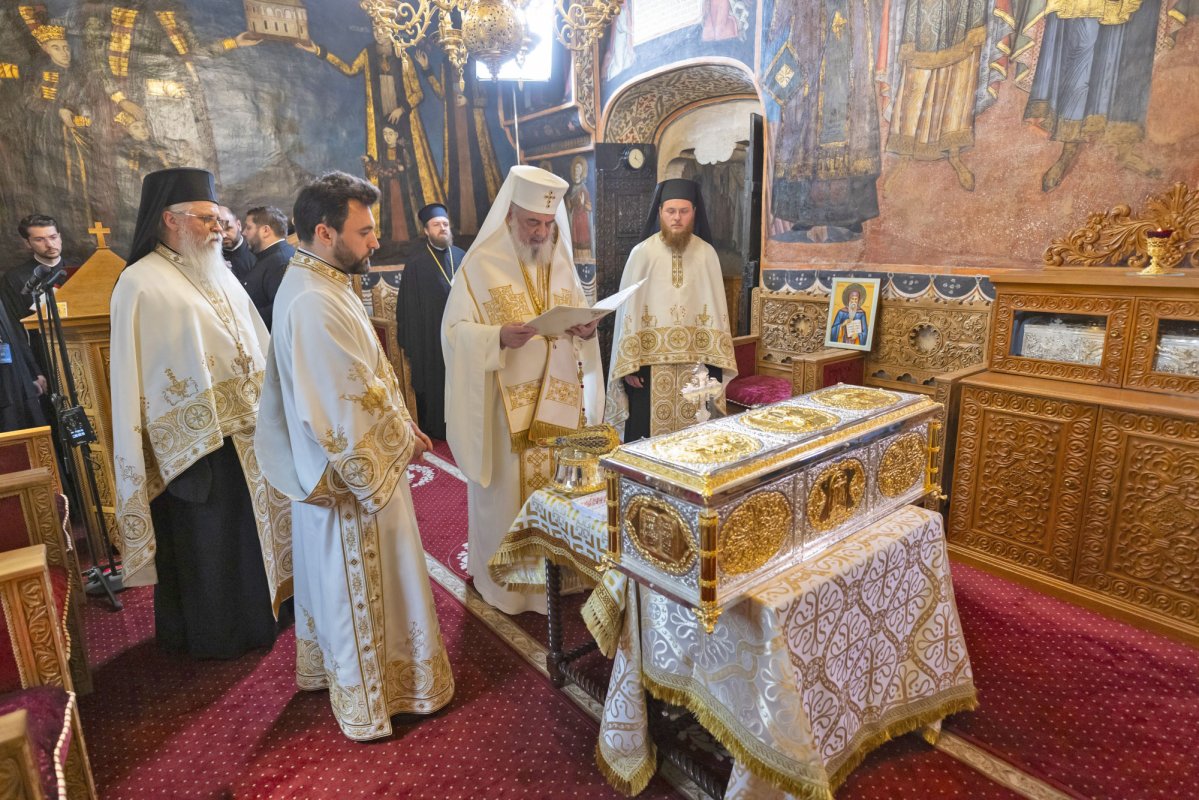 Patriarhul României a sfințit o raclă restaurată 337719