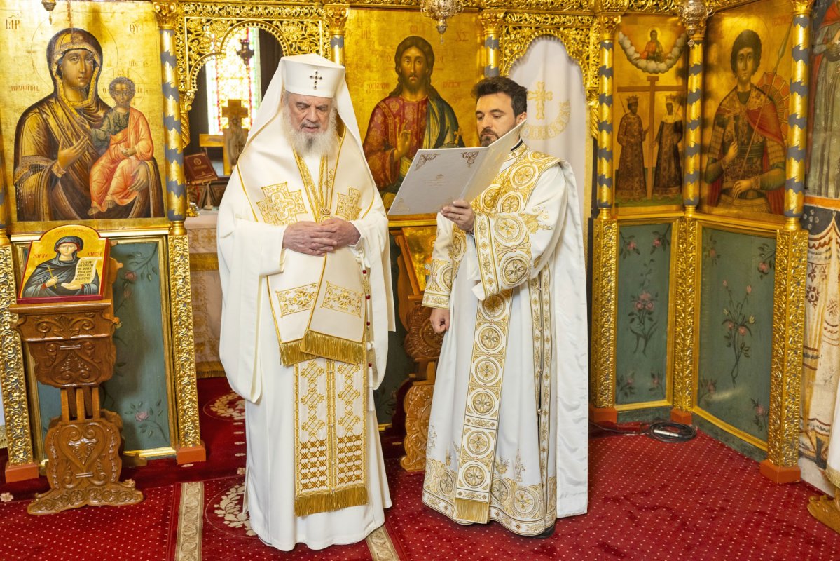Patriarhul României a sfințit o raclă restaurată 337722
