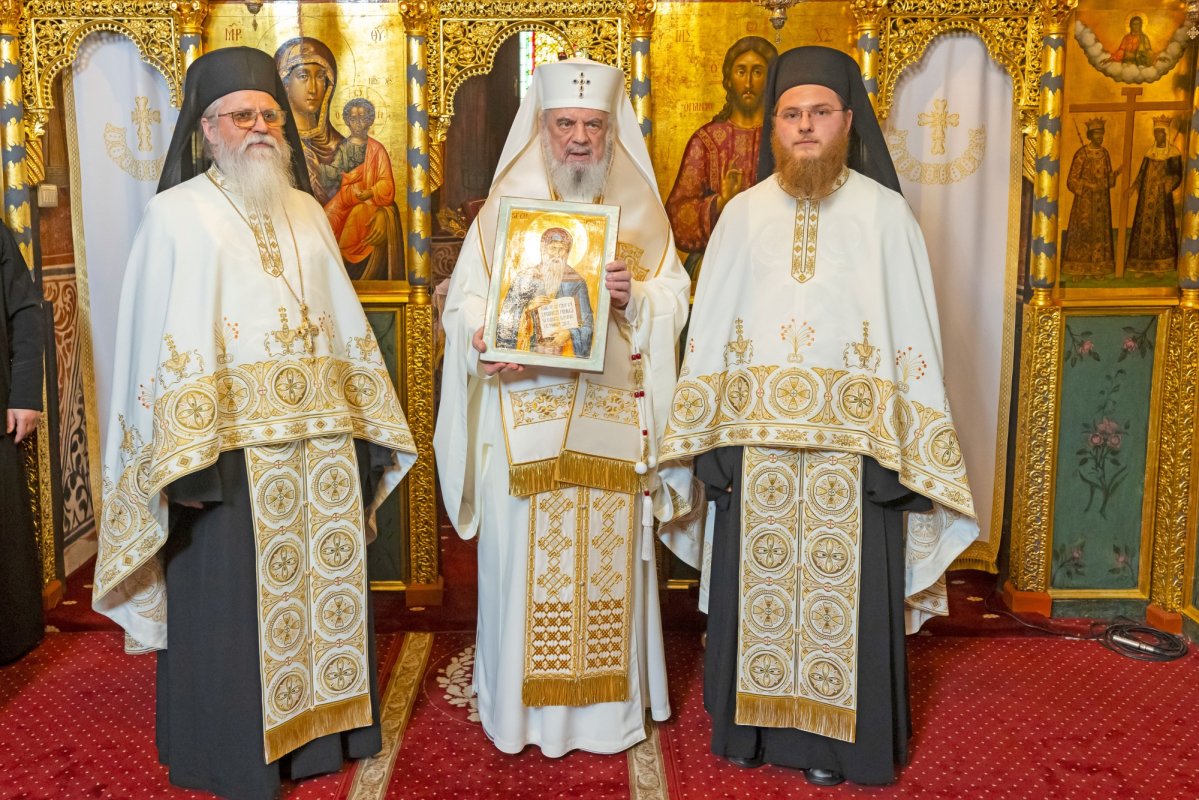 Patriarhul României a sfințit o raclă restaurată 337742