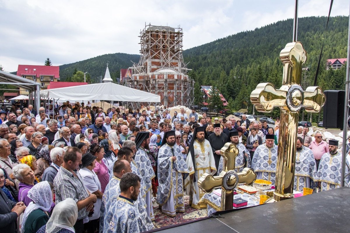 Sfinţirea crucilor ce vor fi aşezate pe turla bisericii la Schitul Vârtop, Episcopia Oradiei 337683