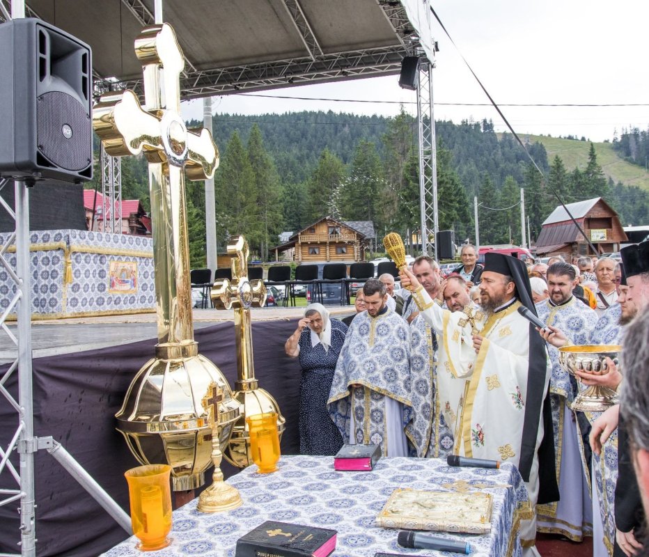 Sfinţirea crucilor ce vor fi aşezate pe turla bisericii la Schitul Vârtop, Episcopia Oradiei 337684