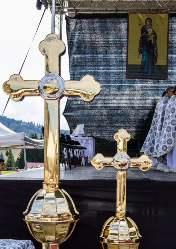 Sfinţirea crucilor ce vor fi aşezate pe turla bisericii la Schitul Vârtop, Episcopia Oradiei 337685