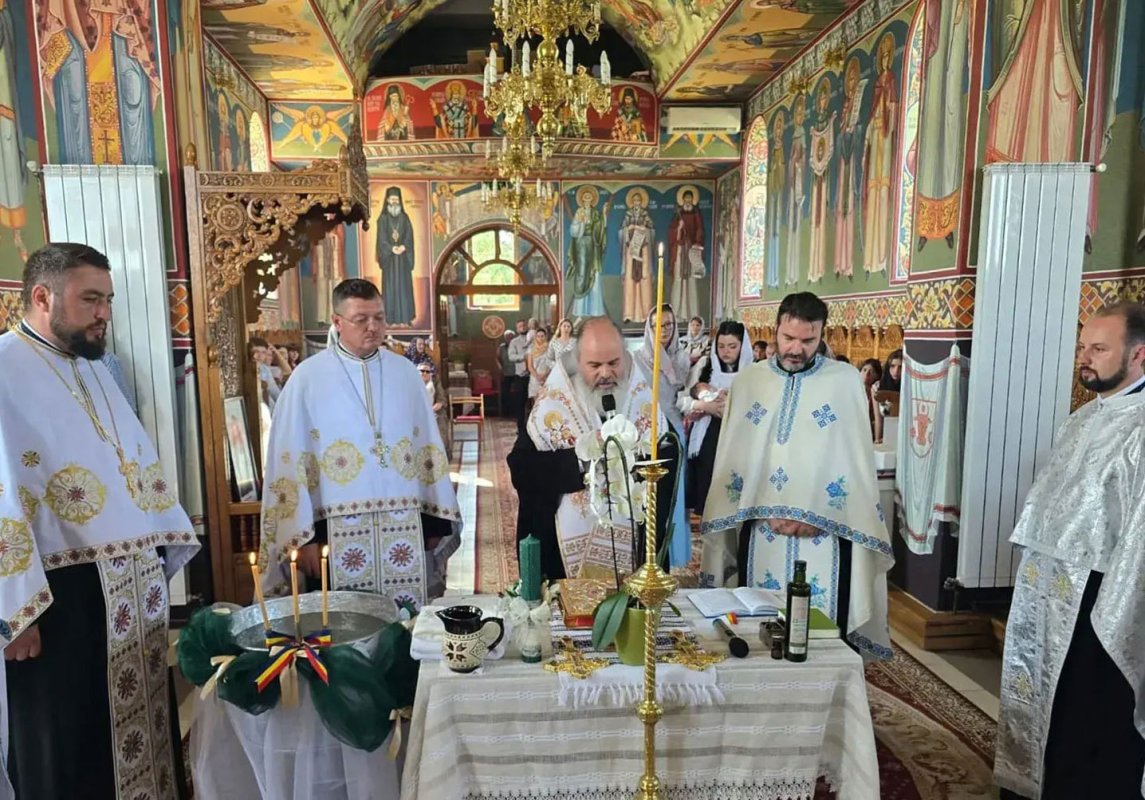 Binecuvântare arhierească pentru pruncul unei familii din județul Vaslui 338017