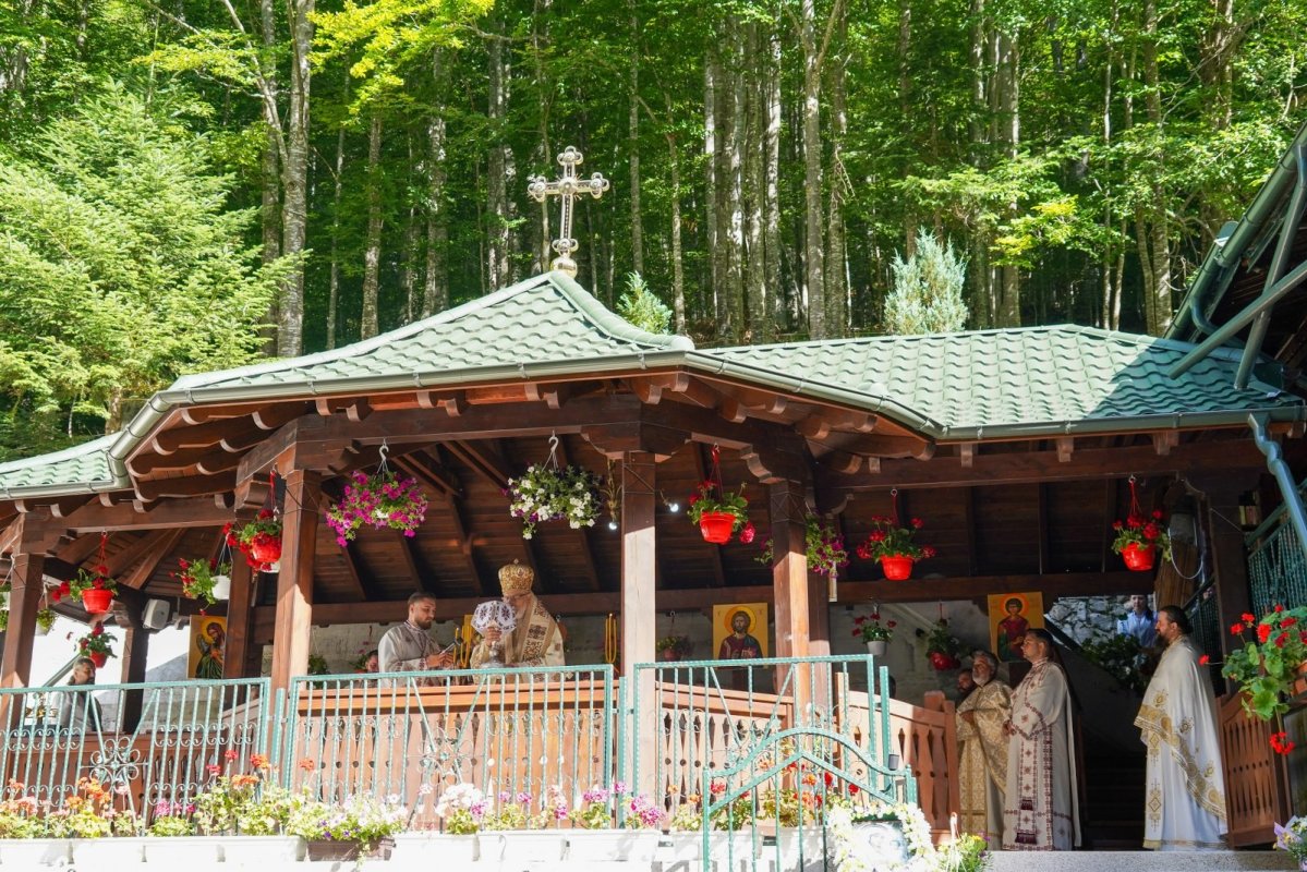 Sărbătoare la un schit de pe Transfăgărăşan 338031