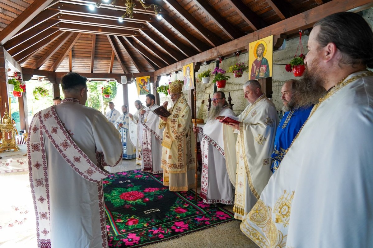 Sărbătoare la un schit de pe Transfăgărăşan 338032