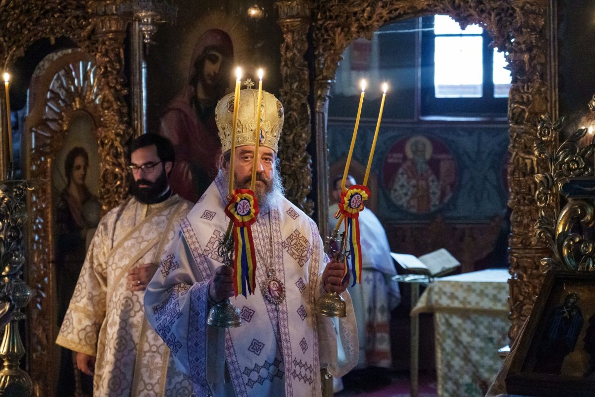 Peste 100 de pelerini au pornit pe jos spre Ceahlău și Sihla, pe urmele sfinților nemțeni 338137