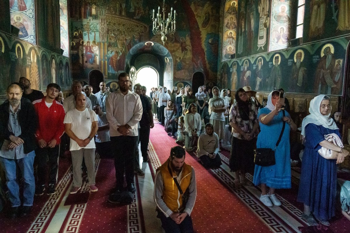 Peste 100 de pelerini au pornit pe jos spre Ceahlău și Sihla, pe urmele sfinților nemțeni 338138