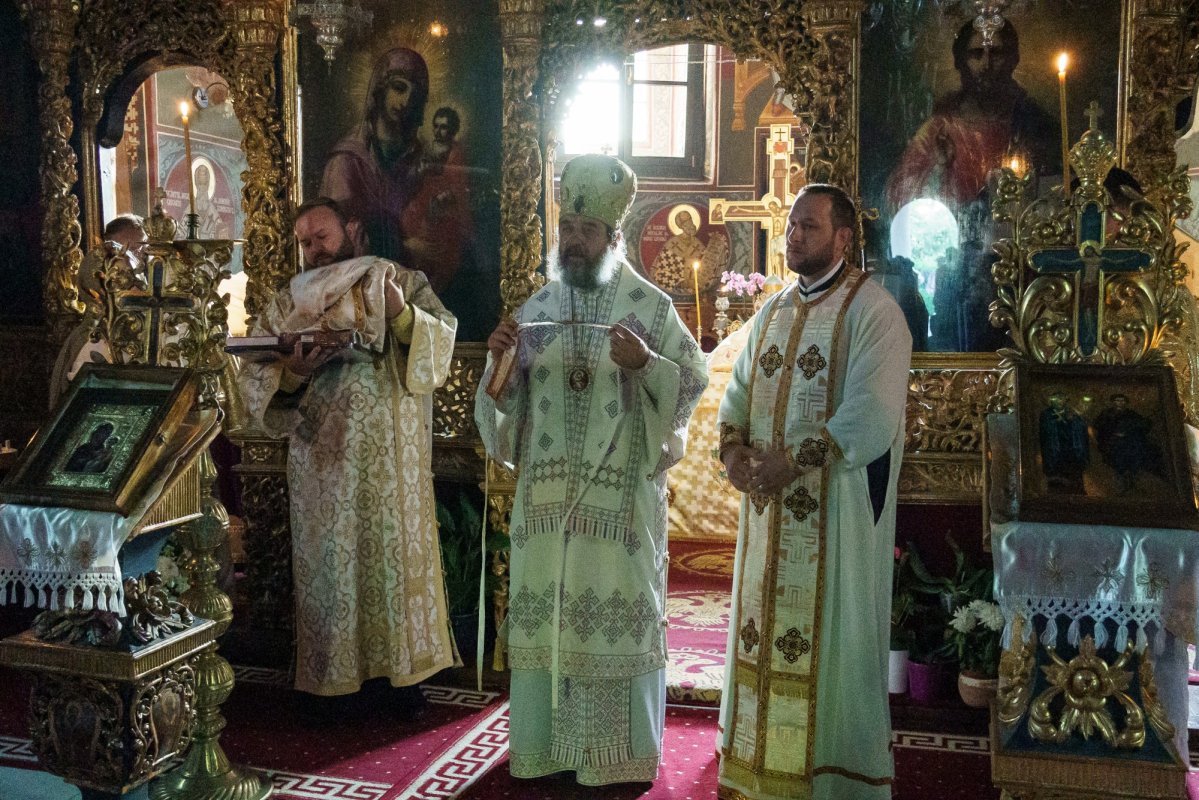 Peste 100 de pelerini au pornit pe jos spre Ceahlău și Sihla, pe urmele sfinților nemțeni 338139