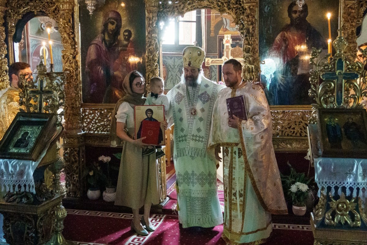 Peste 100 de pelerini au pornit pe jos spre Ceahlău și Sihla, pe urmele sfinților nemțeni 338140