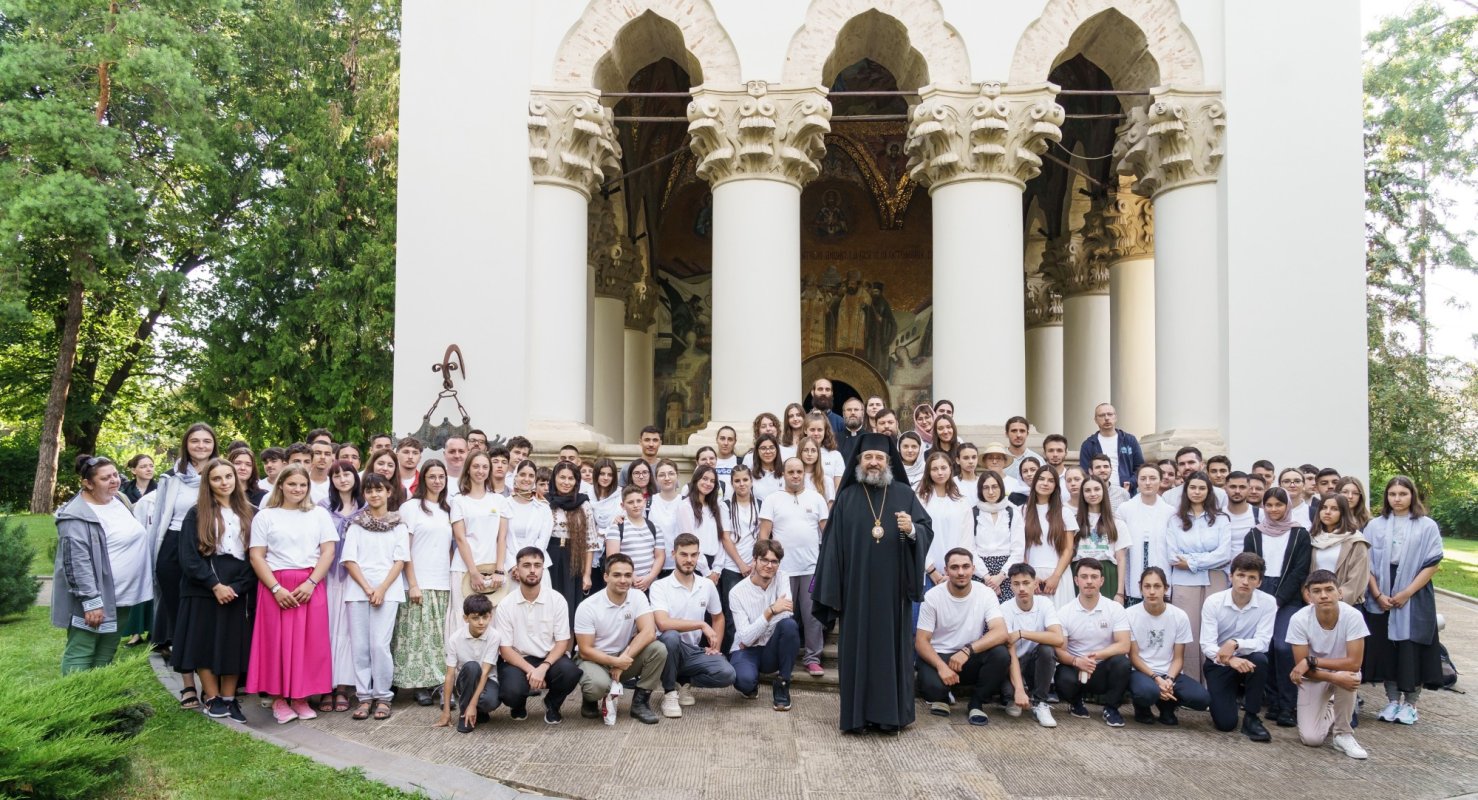 Peste 100 de pelerini au pornit pe jos spre Ceahlău și Sihla, pe urmele sfinților nemțeni 338141