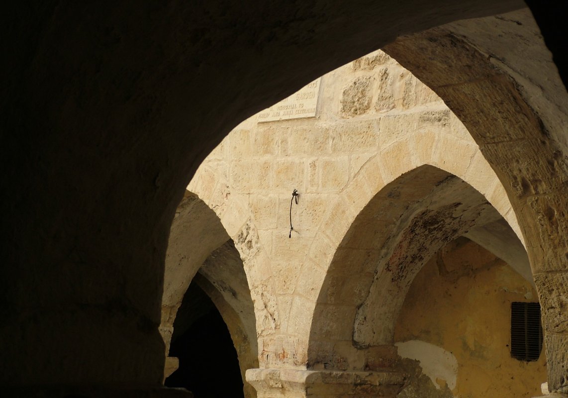 Înstrăinare și tăcere 338161