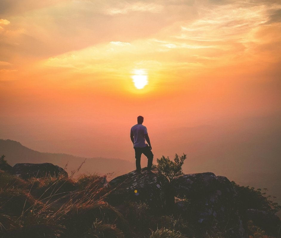 Un om înapoiat 338170