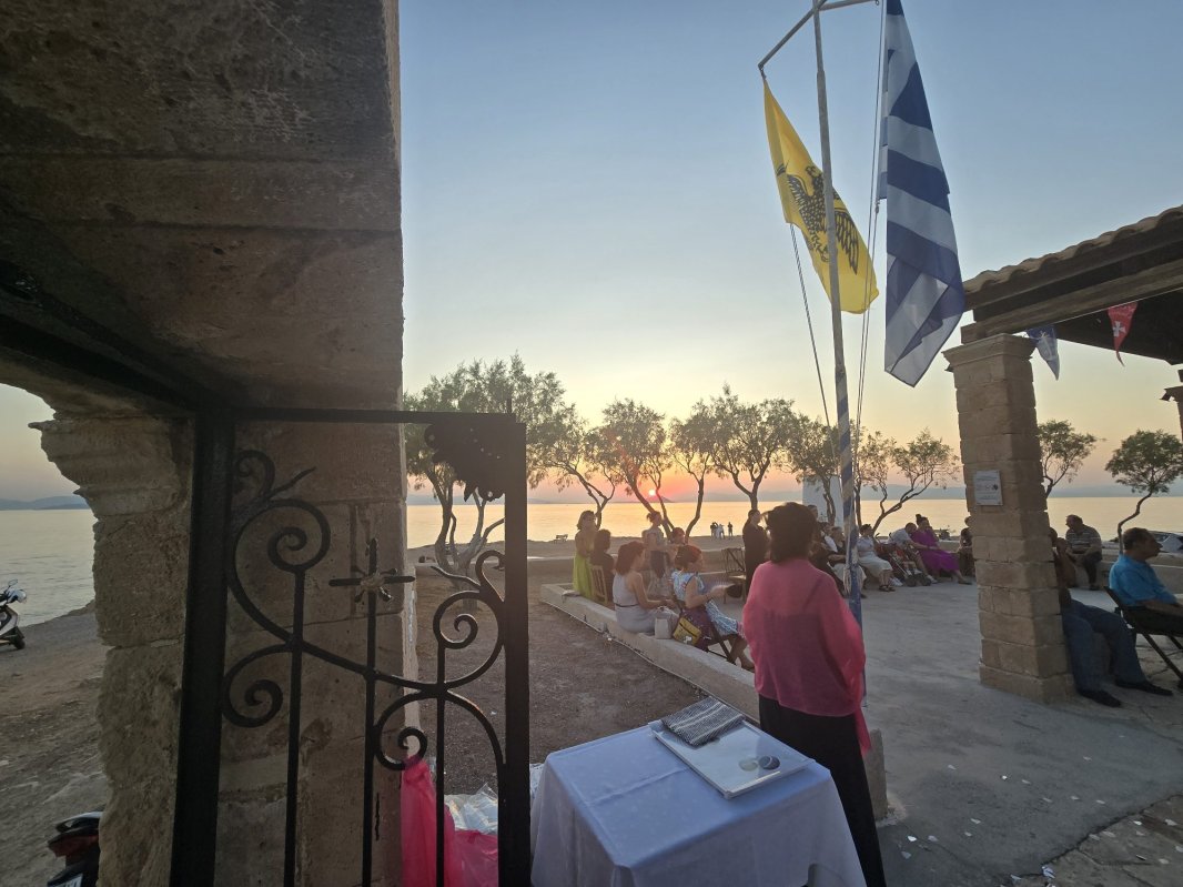 Între rugăciune și mare: ritmul blând al Eghinei 337810