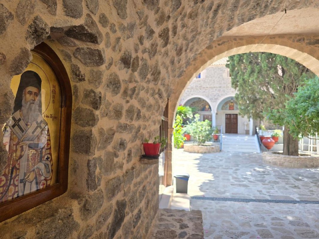 Între rugăciune și mare: ritmul blând al Eghinei 337812