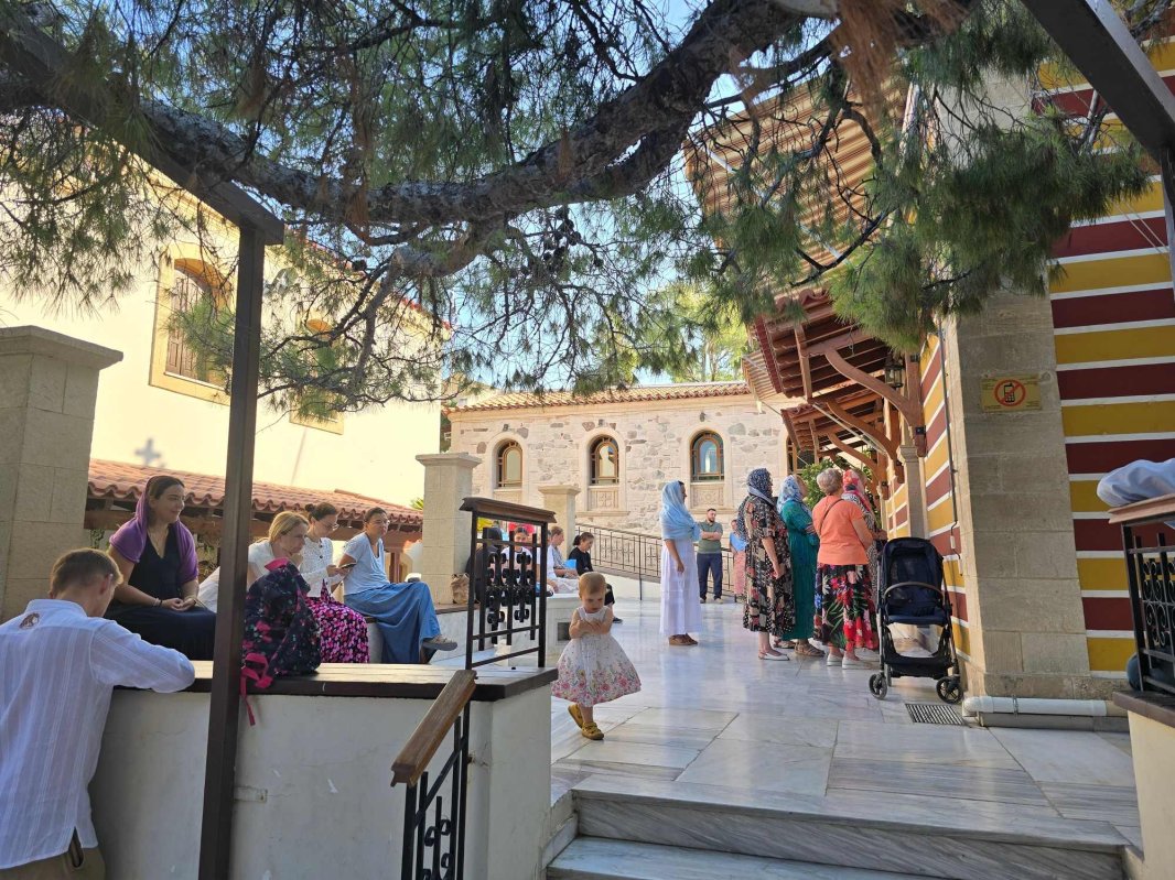 Între rugăciune și mare: ritmul blând al Eghinei 337813