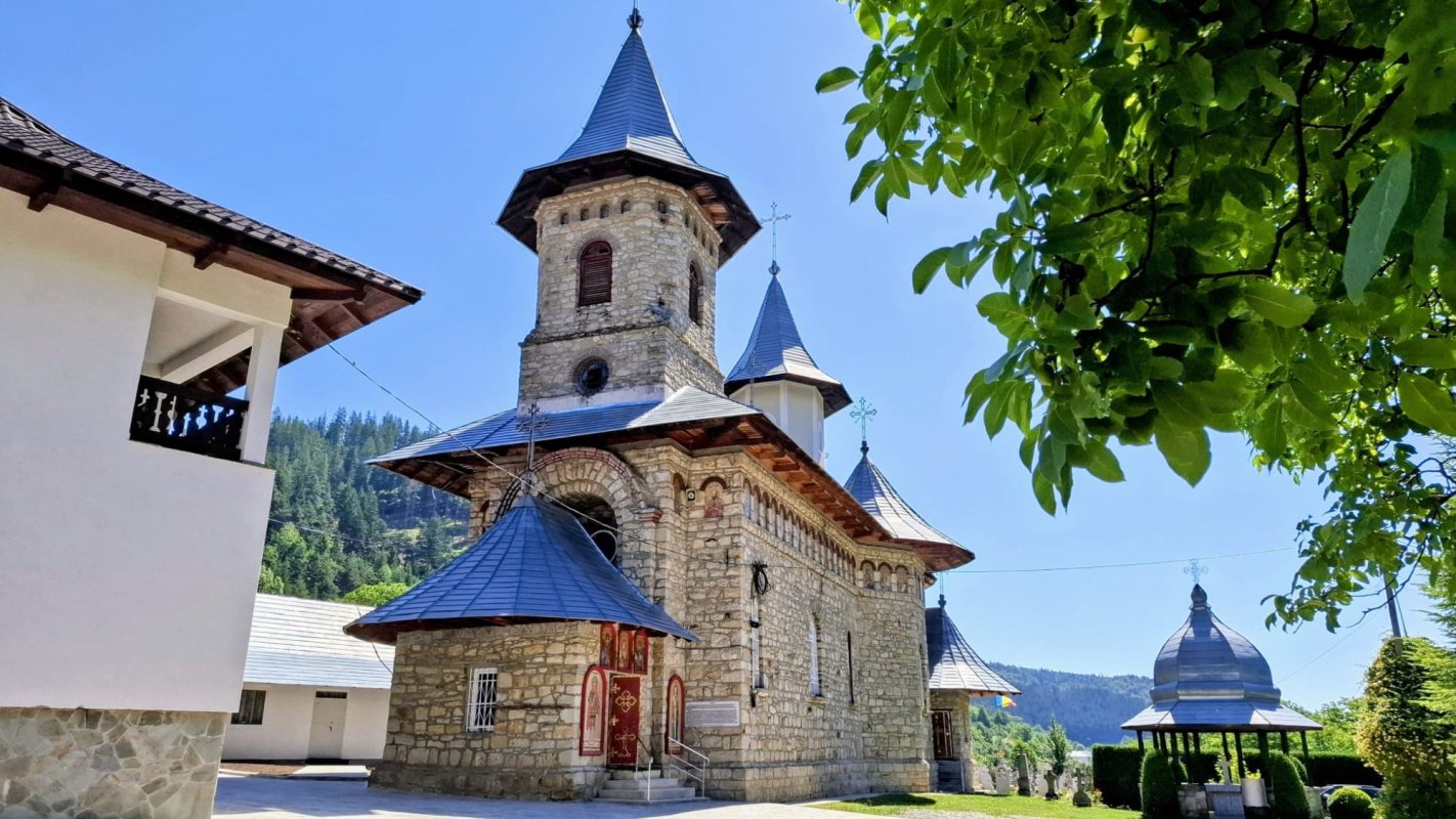 A fost sfinţit noul Centru social-pastoral al Parohiei Cuejdiu  338365