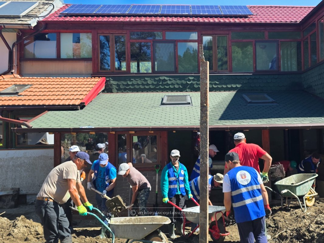 Arhiepiscopia Sucevei și Rădăuților continuă să ofere sprijin comunităților afectate de inundații 338333