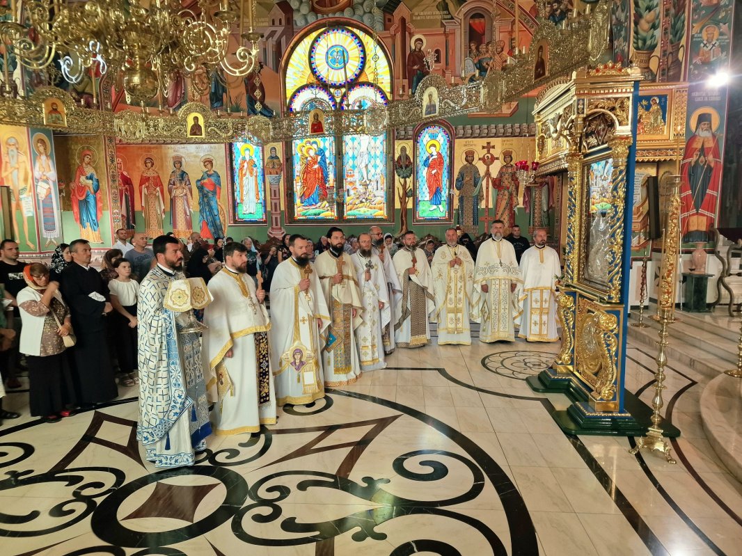 Duminica a 8-a după Rusalii la Mănăstirea Pantocrator 338341