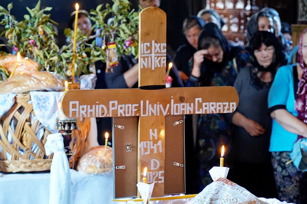 Părintele profesor Ioan Caraza a fost înhumat la Farcașa 338423