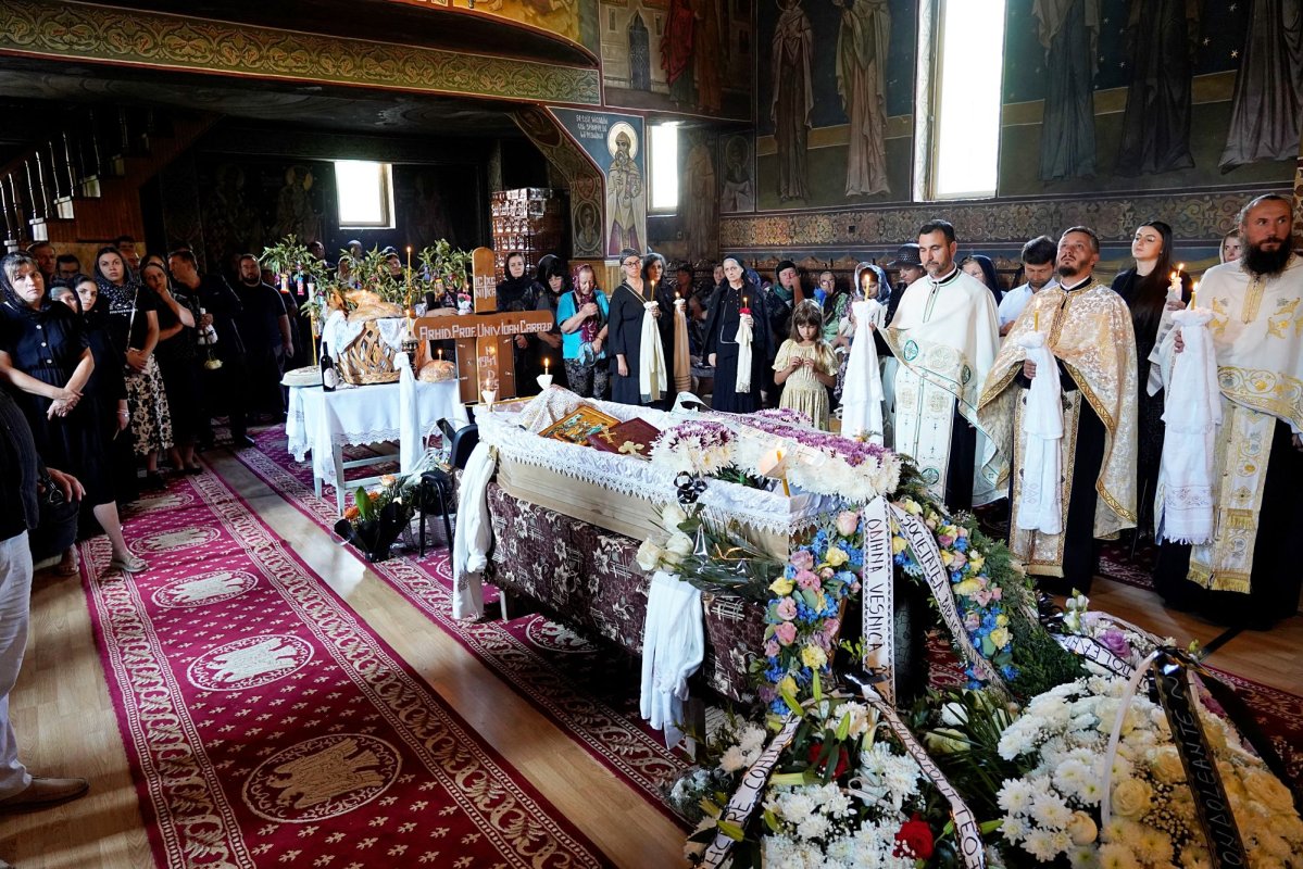 Părintele profesor Ioan Caraza a fost înhumat la Farcașa 338424