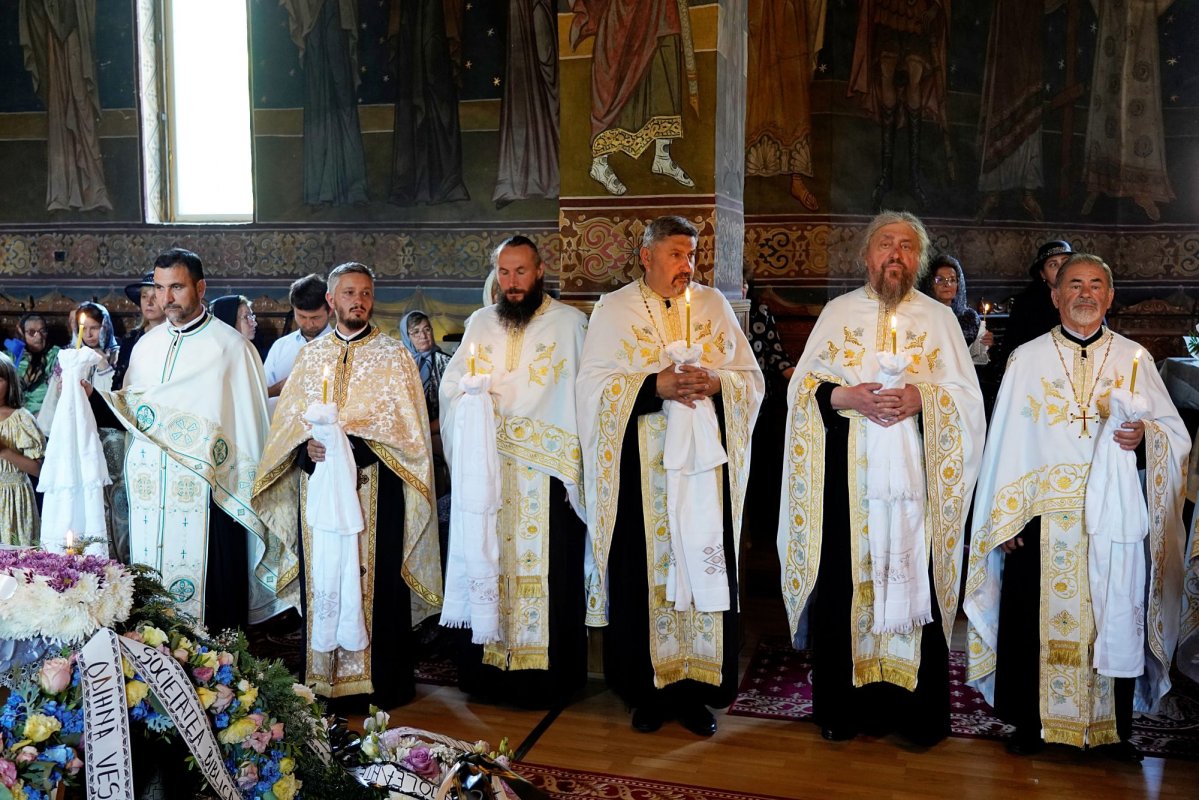 Părintele profesor Ioan Caraza a fost înhumat la Farcașa 338425