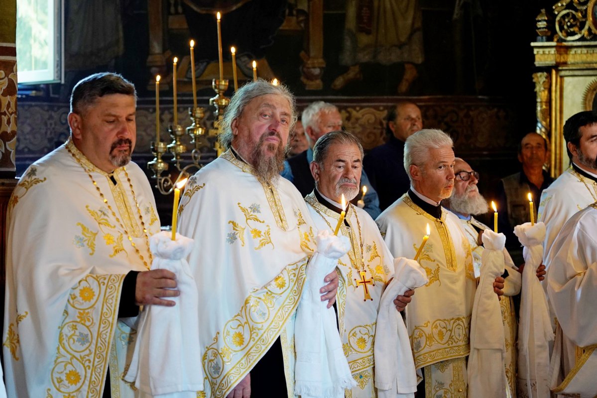 Părintele profesor Ioan Caraza a fost înhumat la Farcașa 338427